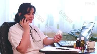 医生拿着笔记本电脑和病人打电话，并给出有关药物的建议